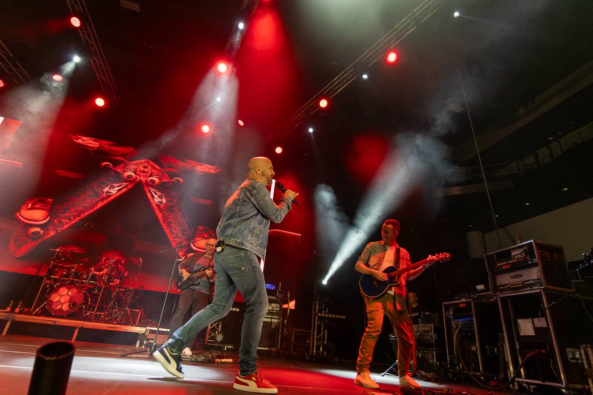 Pražský koncert No Name byl zároveň stand-upem Igora Timka. Svými průpovídkami bavil O2 universum