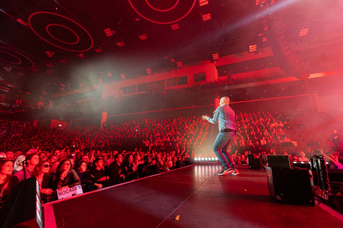 Pražský koncert No Name byl zároveň stand-upem Igora Timka. Svými průpovídkami bavil O2 universum