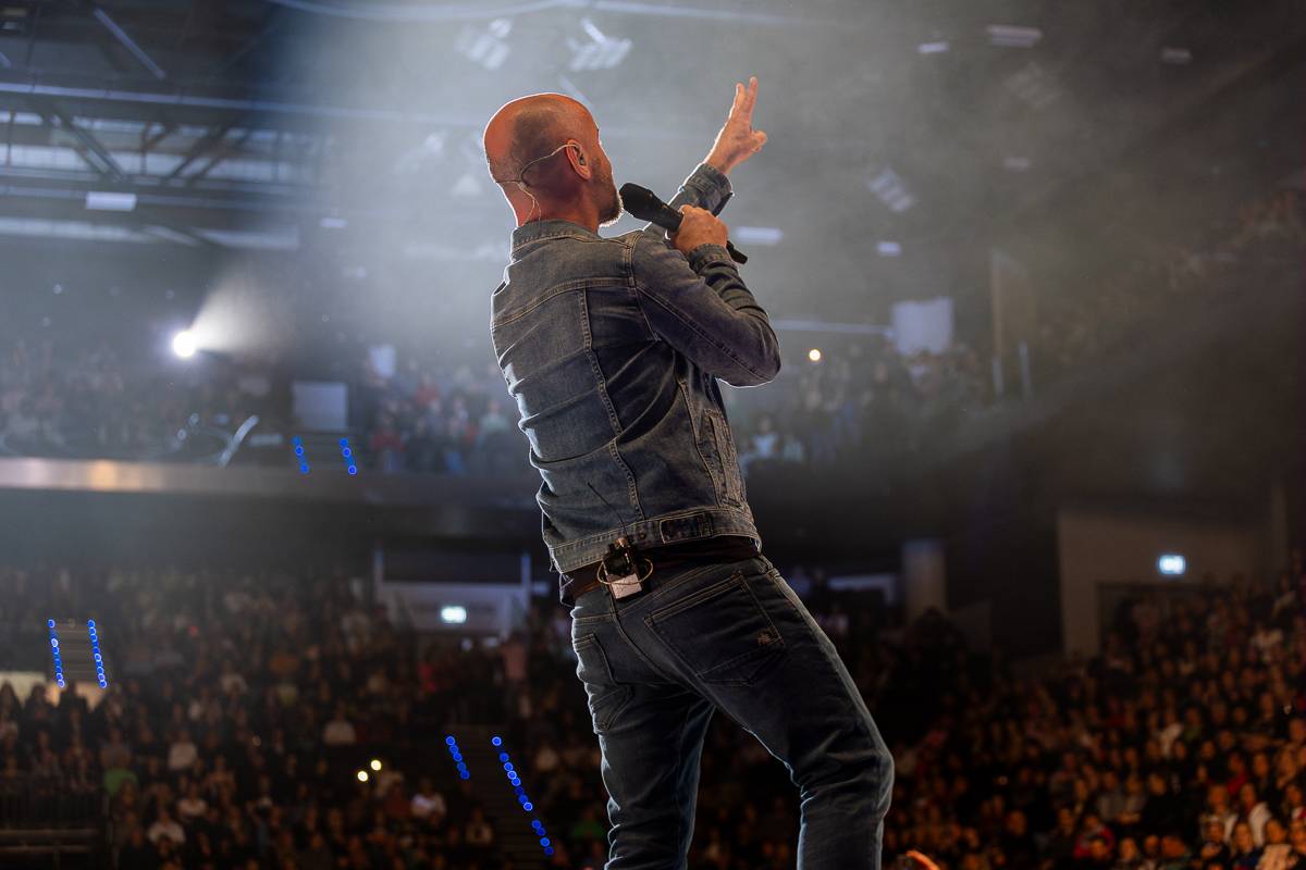 Pražský koncert No Name byl zároveň stand-upem Igora Timka. Svými průpovídkami bavil O2 universum