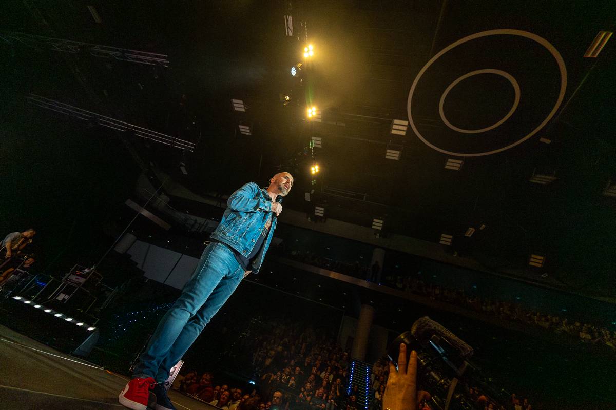 Pražský koncert No Name byl zároveň stand-upem Igora Timka. Svými průpovídkami bavil O2 universum