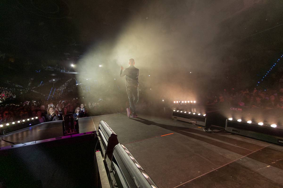 Pražský koncert No Name byl zároveň stand-upem Igora Timka. Svými průpovídkami bavil O2 universum