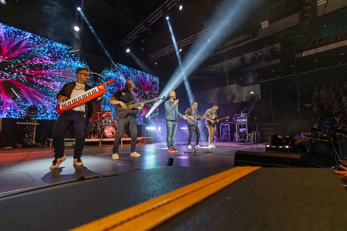 Pražský koncert No Name byl zároveň stand-upem Igora Timka. Svými průpovídkami bavil O2 universum