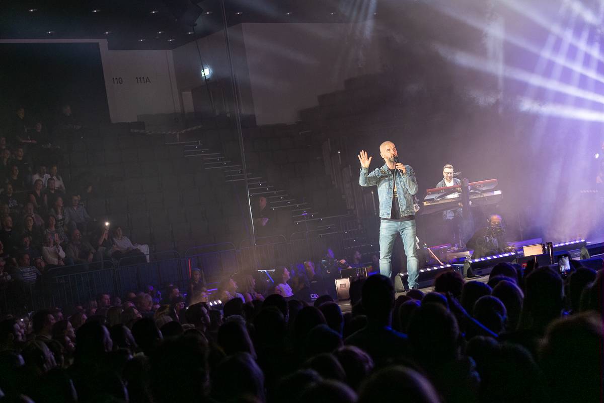 Pražský koncert No Name byl zároveň stand-upem Igora Timka. Svými průpovídkami bavil O2 universum