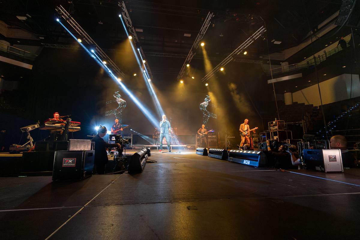 Pražský koncert No Name byl zároveň stand-upem Igora Timka. Svými průpovídkami bavil O2 universum