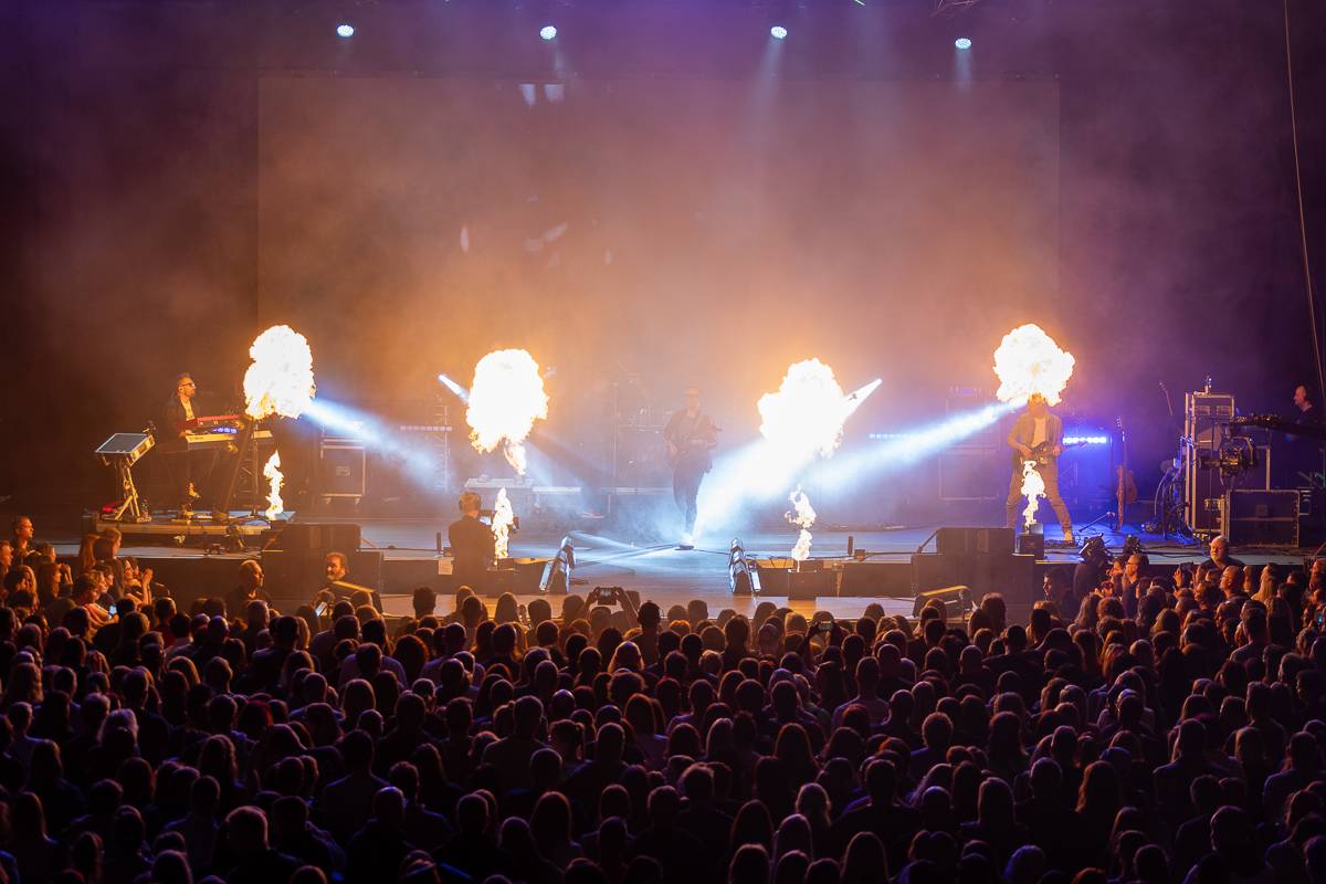 Pražský koncert No Name byl zároveň stand-upem Igora Timka. Svými průpovídkami bavil O2 universum