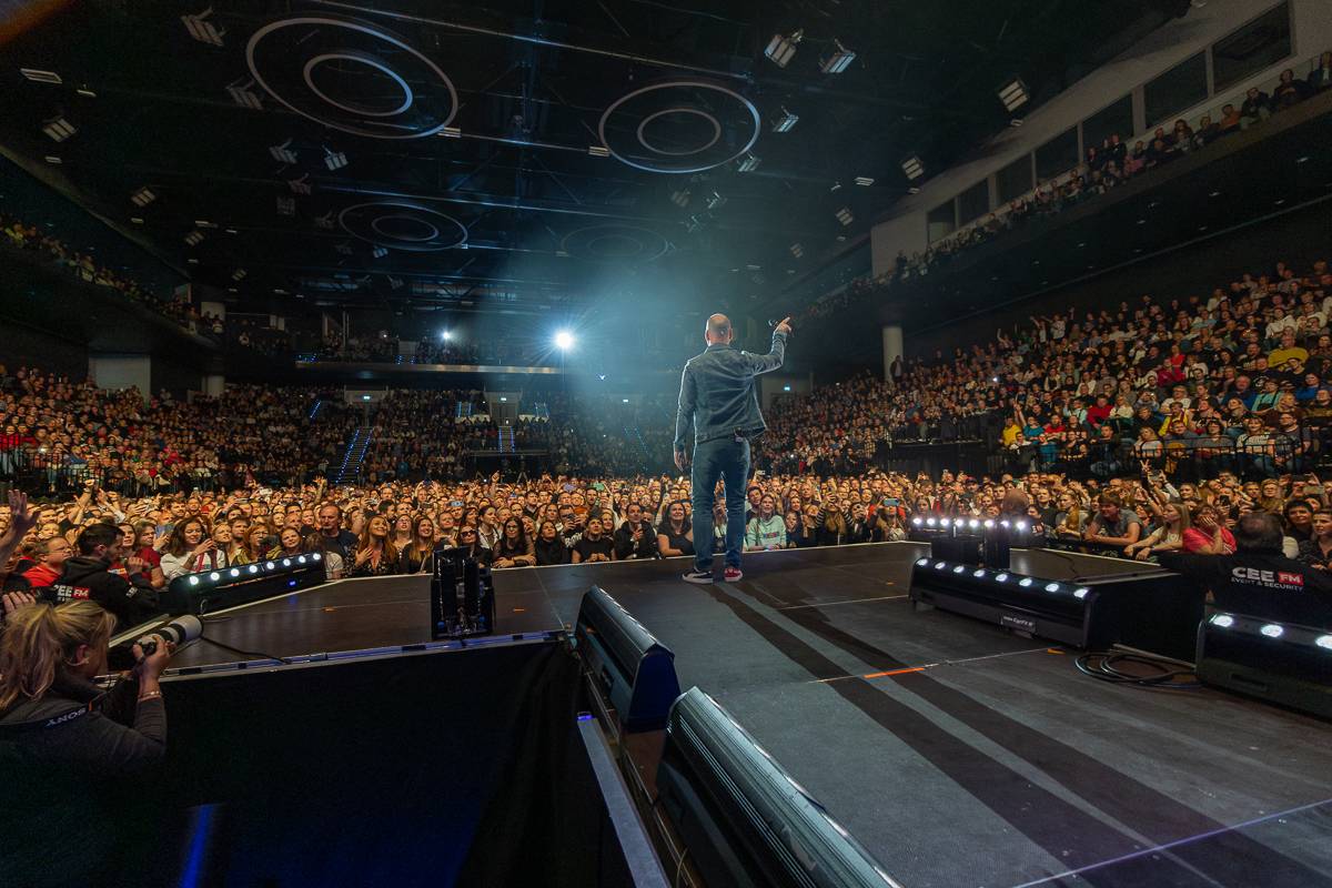 Pražský koncert No Name byl zároveň stand-upem Igora Timka. Svými průpovídkami bavil O2 universum