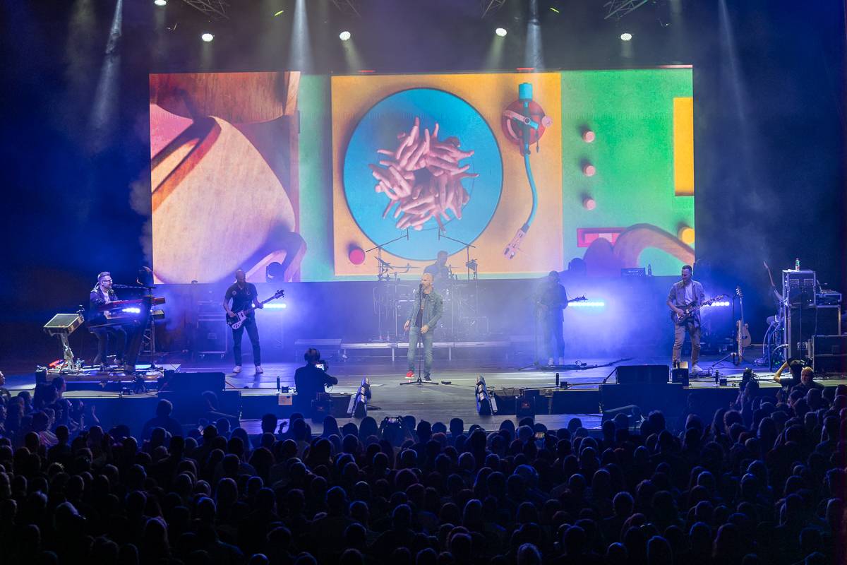 Pražský koncert No Name byl zároveň stand-upem Igora Timka. Svými průpovídkami bavil O2 universum