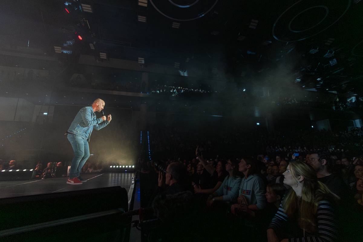 Pražský koncert No Name byl zároveň stand-upem Igora Timka. Svými průpovídkami bavil O2 universum