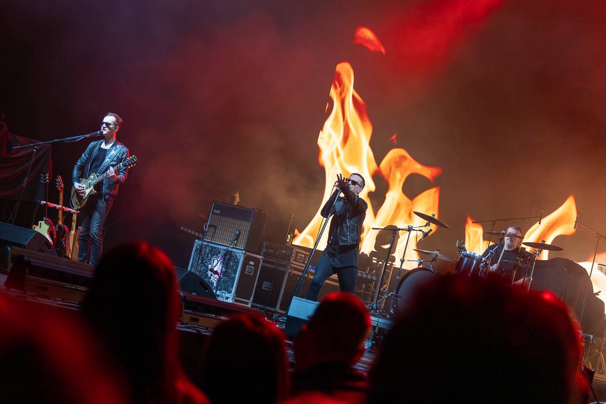 Pražský koncert No Name byl zároveň stand-upem Igora Timka. Svými průpovídkami bavil O2 universum