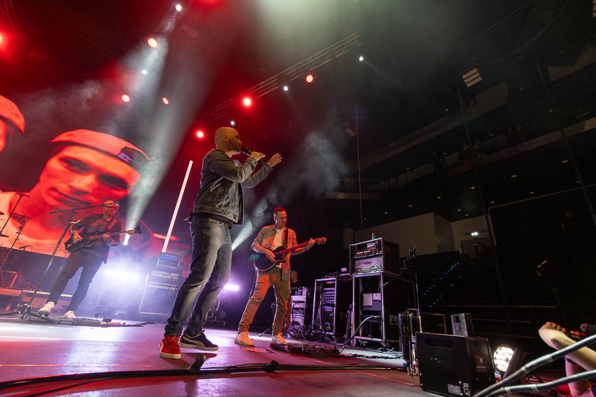 Pražský koncert No Name byl zároveň stand-upem Igora Timka. Svými průpovídkami bavil O2 universum