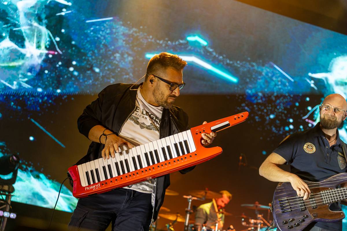 Pražský koncert No Name byl zároveň stand-upem Igora Timka. Svými průpovídkami bavil O2 universum