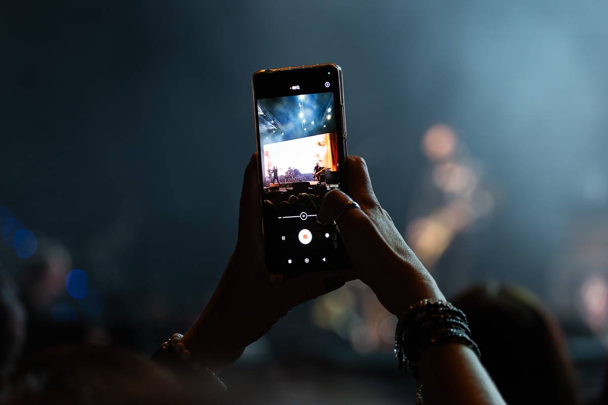 Pražský koncert No Name byl zároveň stand-upem Igora Timka. Svými průpovídkami bavil O2 universum