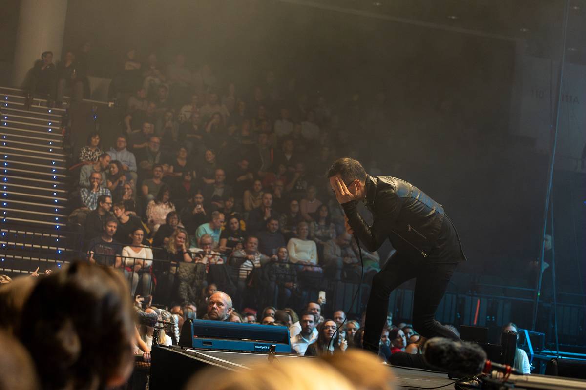 Pražský koncert No Name byl zároveň stand-upem Igora Timka. Svými průpovídkami bavil O2 universum