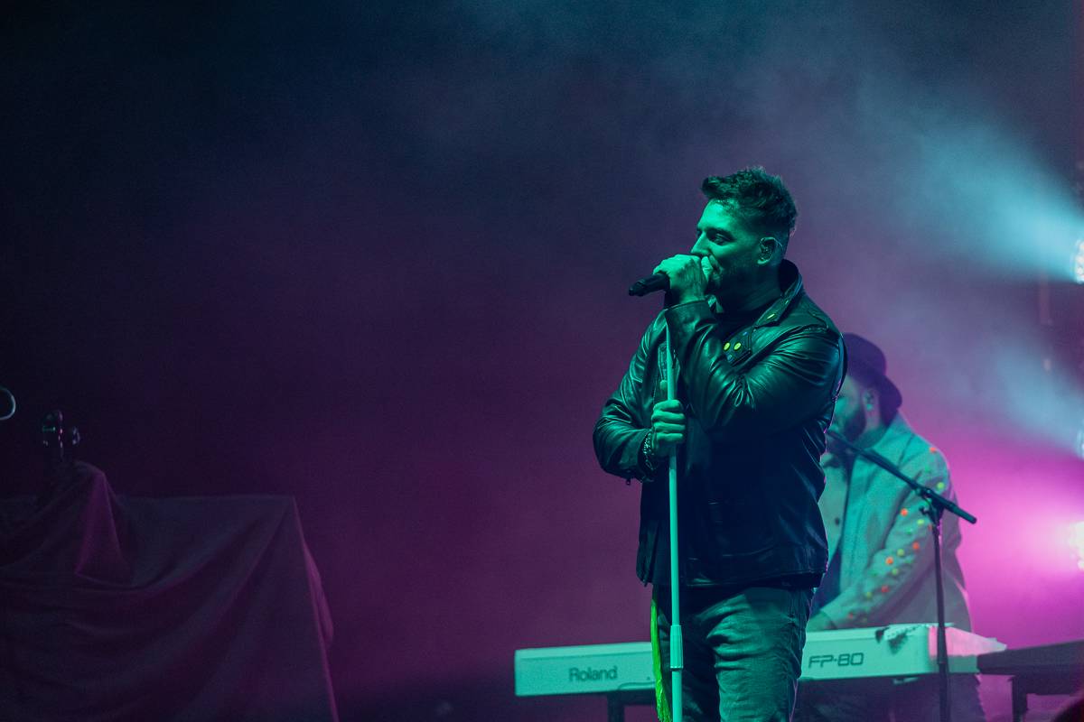 Pražský koncert No Name byl zároveň stand-upem Igora Timka. Svými průpovídkami bavil O2 universum