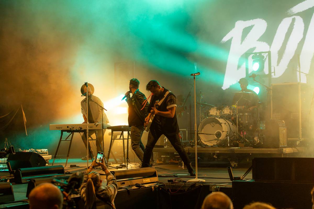 Pražský koncert No Name byl zároveň stand-upem Igora Timka. Svými průpovídkami bavil O2 universum