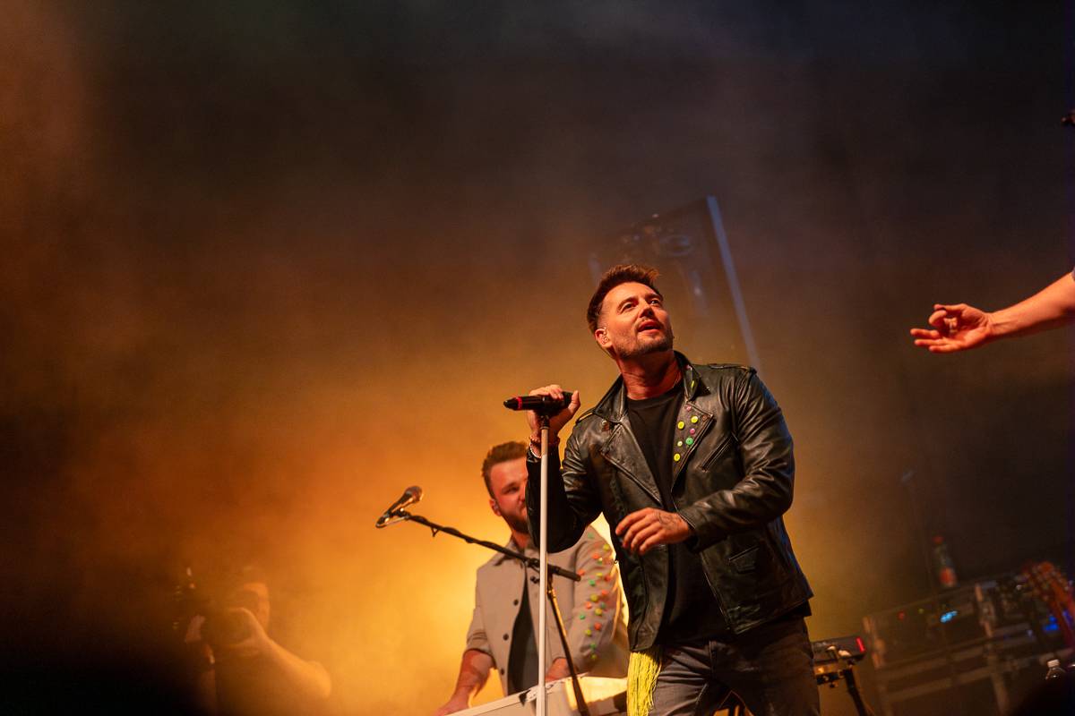 Pražský koncert No Name byl zároveň stand-upem Igora Timka. Svými průpovídkami bavil O2 universum