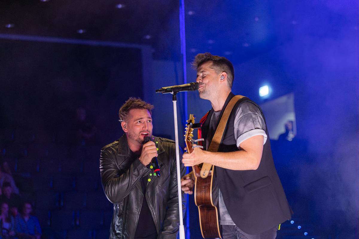 Pražský koncert No Name byl zároveň stand-upem Igora Timka. Svými průpovídkami bavil O2 universum