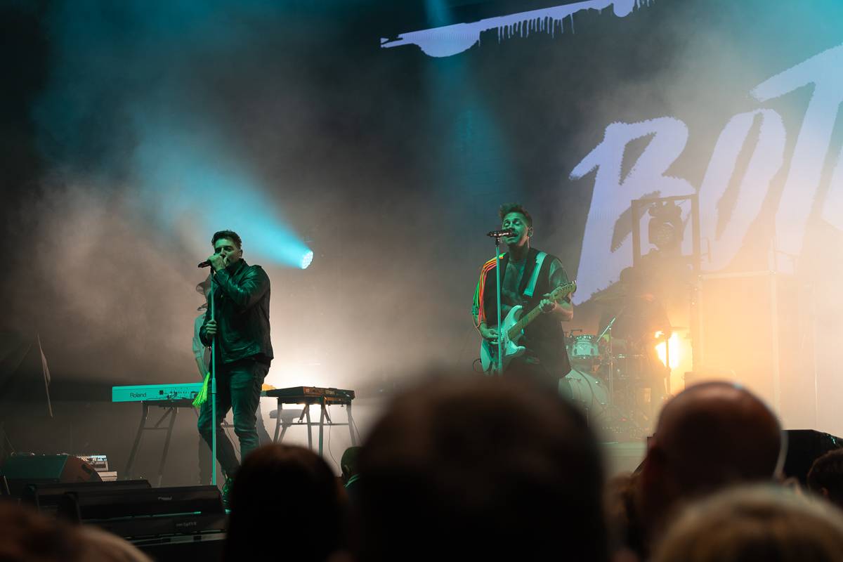 Pražský koncert No Name byl zároveň stand-upem Igora Timka. Svými průpovídkami bavil O2 universum