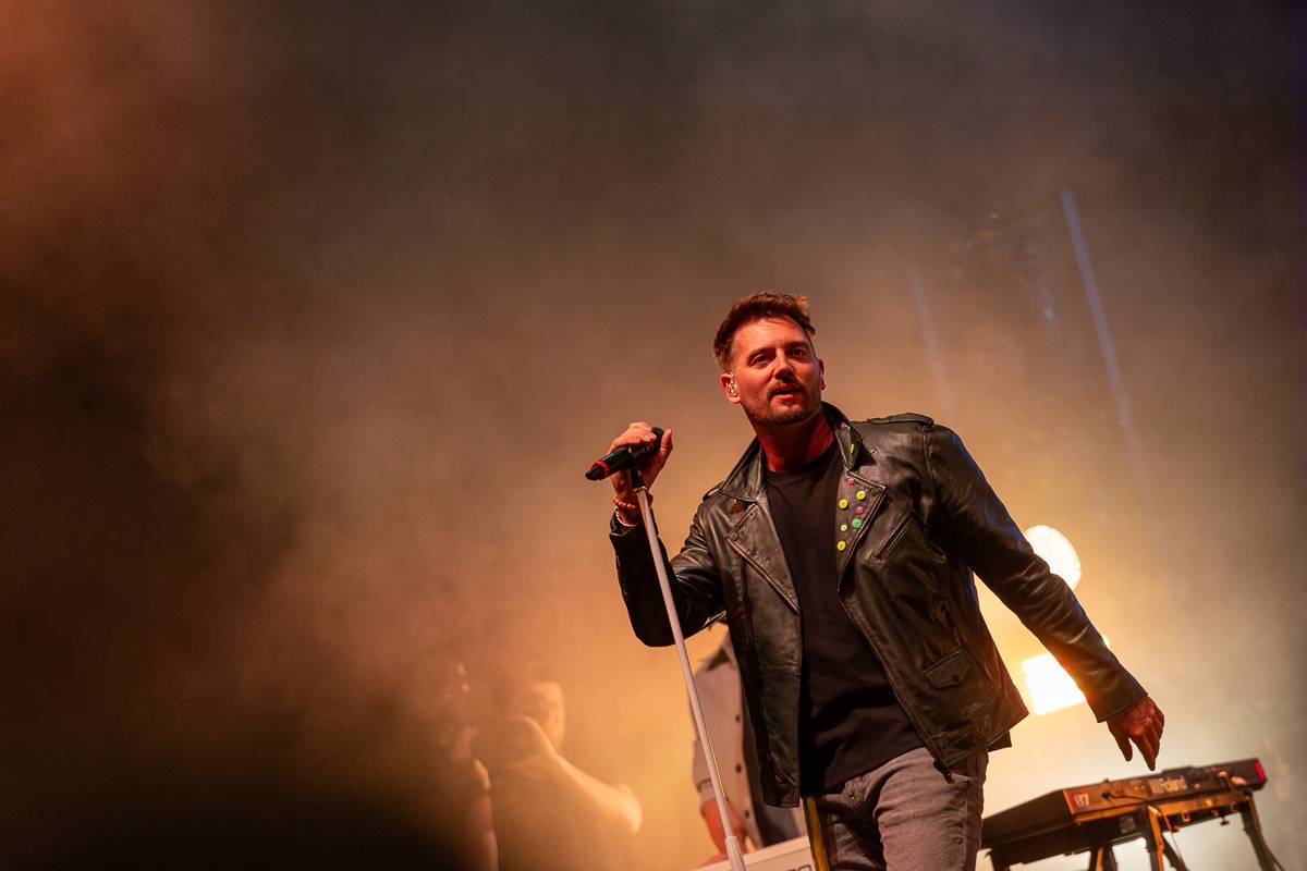 Pražský koncert No Name byl zároveň stand-upem Igora Timka. Svými průpovídkami bavil O2 universum