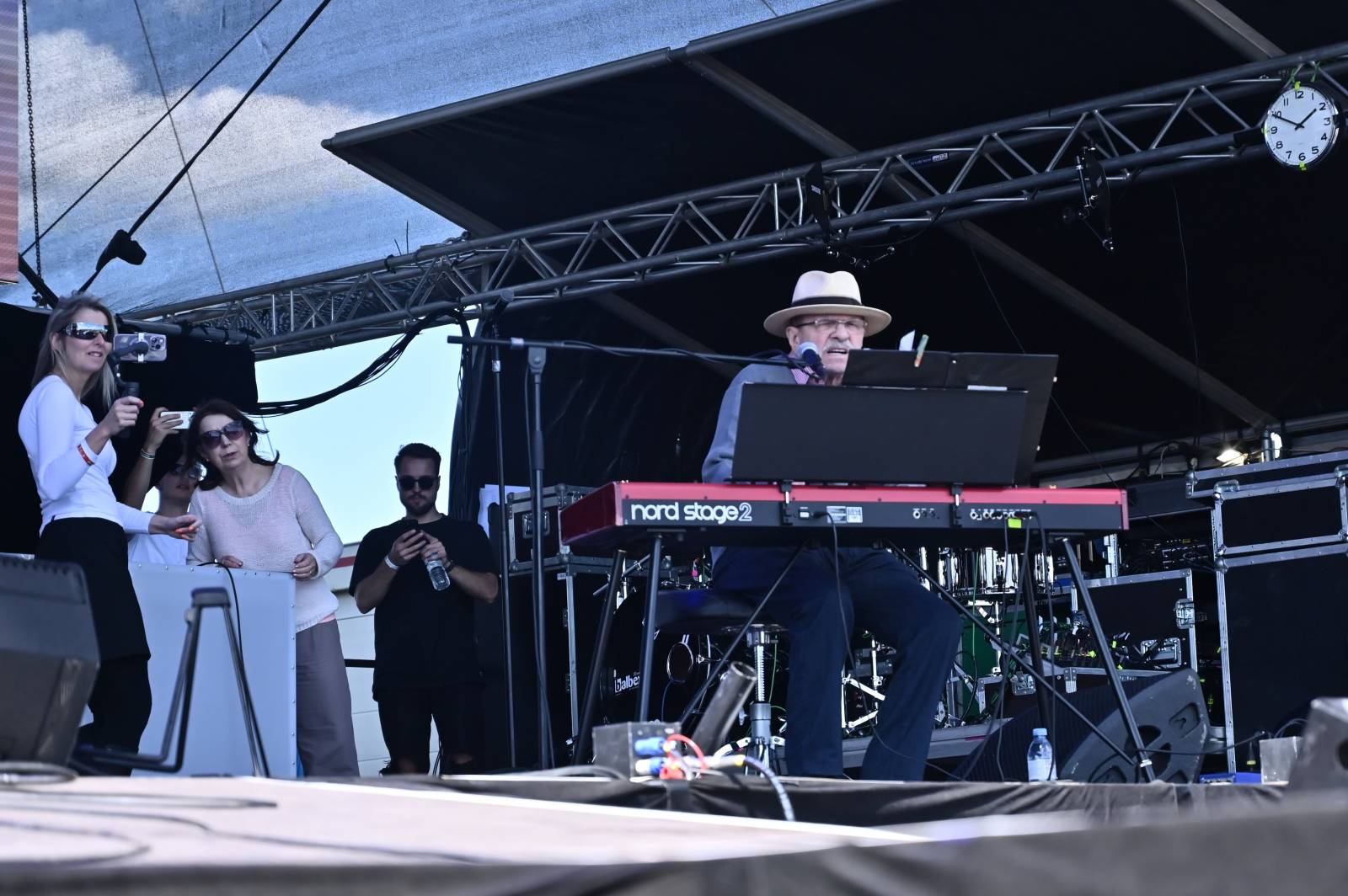 Pražský Majáles: Program uzavírali Chinaski, Mirai zpíval o dlouhých nohách šestnáctileté fanynky