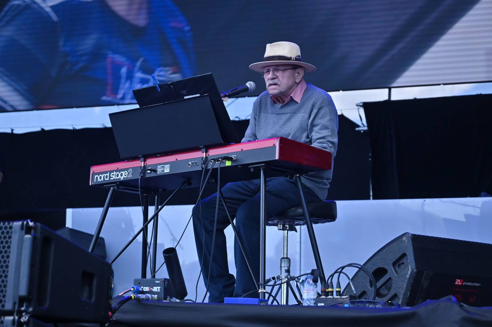 Pražský Majáles: Program uzavírali Chinaski, Mirai zpíval o dlouhých nohách šestnáctileté fanynky