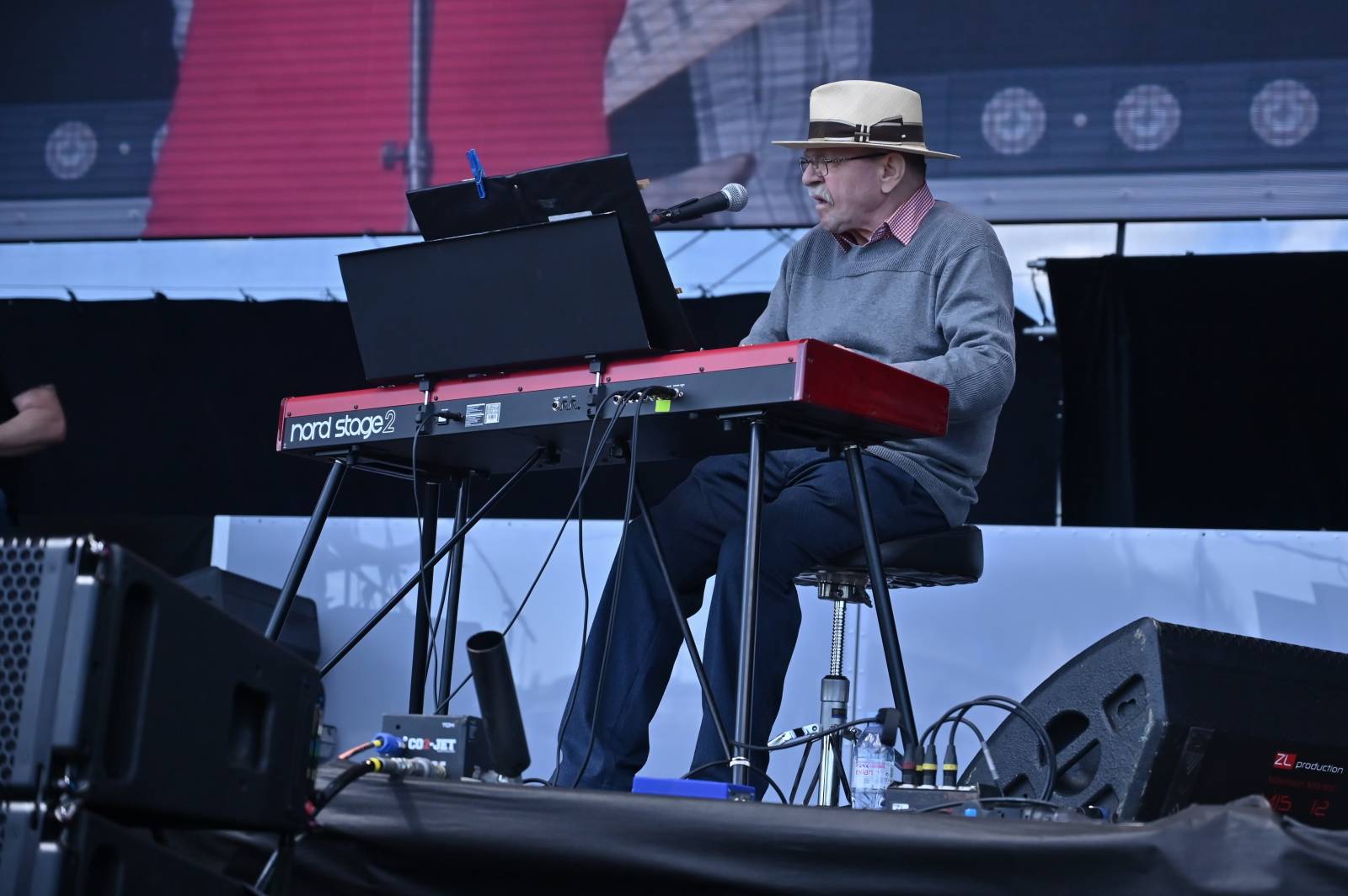 Pražský Majáles: Program uzavírali Chinaski, Mirai zpíval o dlouhých nohách šestnáctileté fanynky