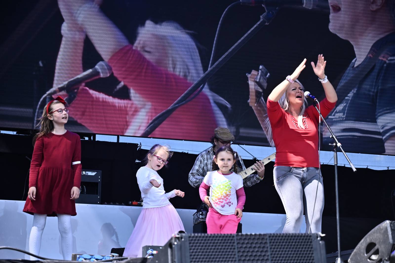 Pražský Majáles: Program uzavírali Chinaski, Mirai zpíval o dlouhých nohách šestnáctileté fanynky