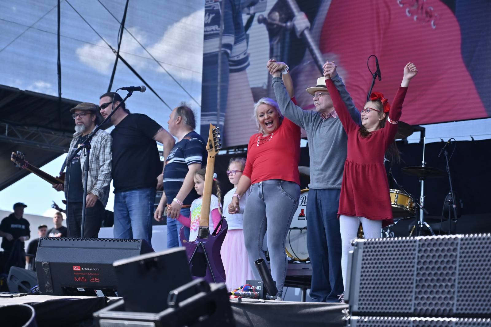 Pražský Majáles: Program uzavírali Chinaski, Mirai zpíval o dlouhých nohách šestnáctileté fanynky