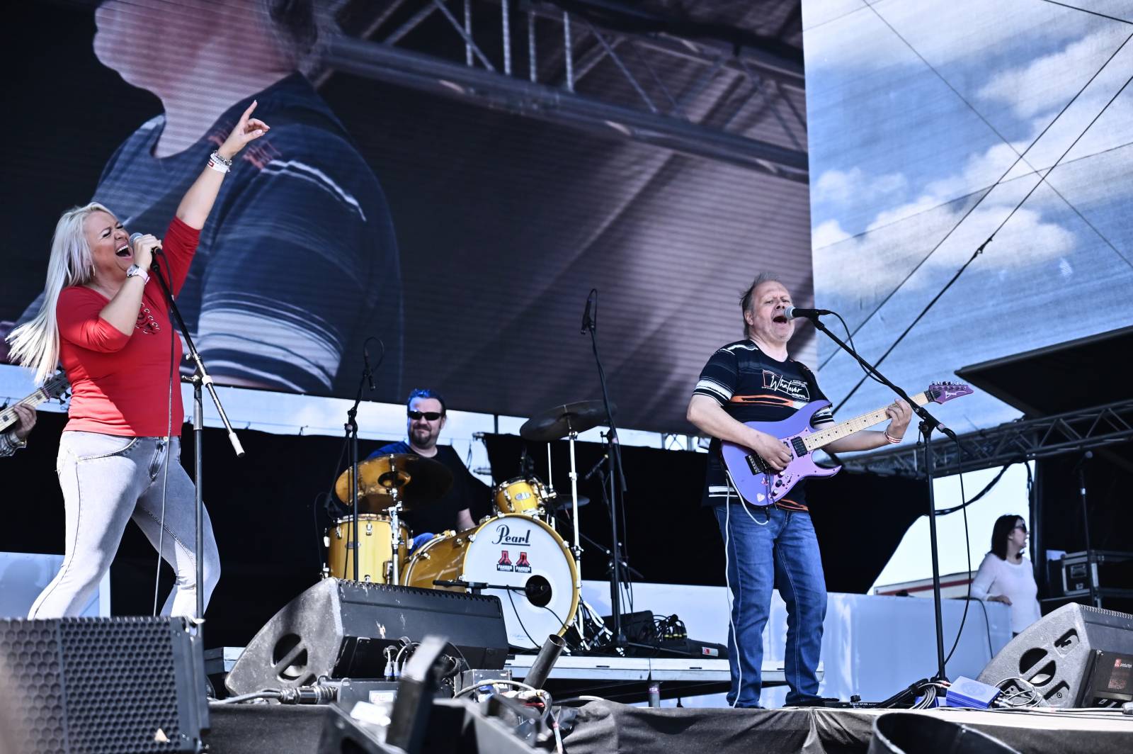 Pražský Majáles: Program uzavírali Chinaski, Mirai zpíval o dlouhých nohách šestnáctileté fanynky