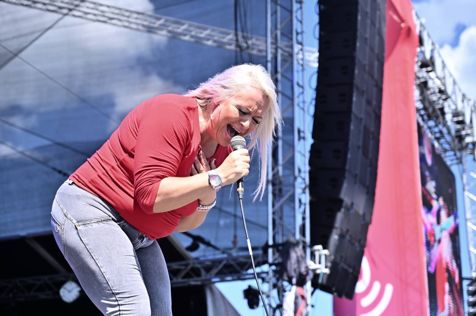 Pražský Majáles: Program uzavírali Chinaski, Mirai zpíval o dlouhých nohách šestnáctileté fanynky