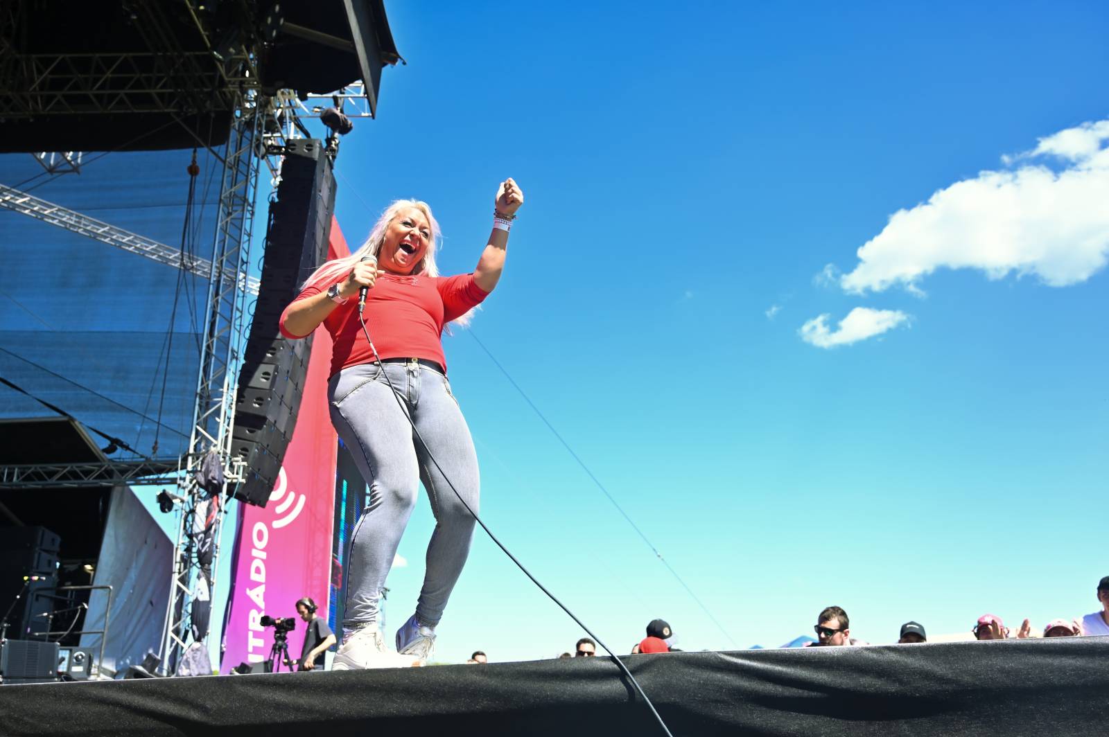 Pražský Majáles: Program uzavírali Chinaski, Mirai zpíval o dlouhých nohách šestnáctileté fanynky