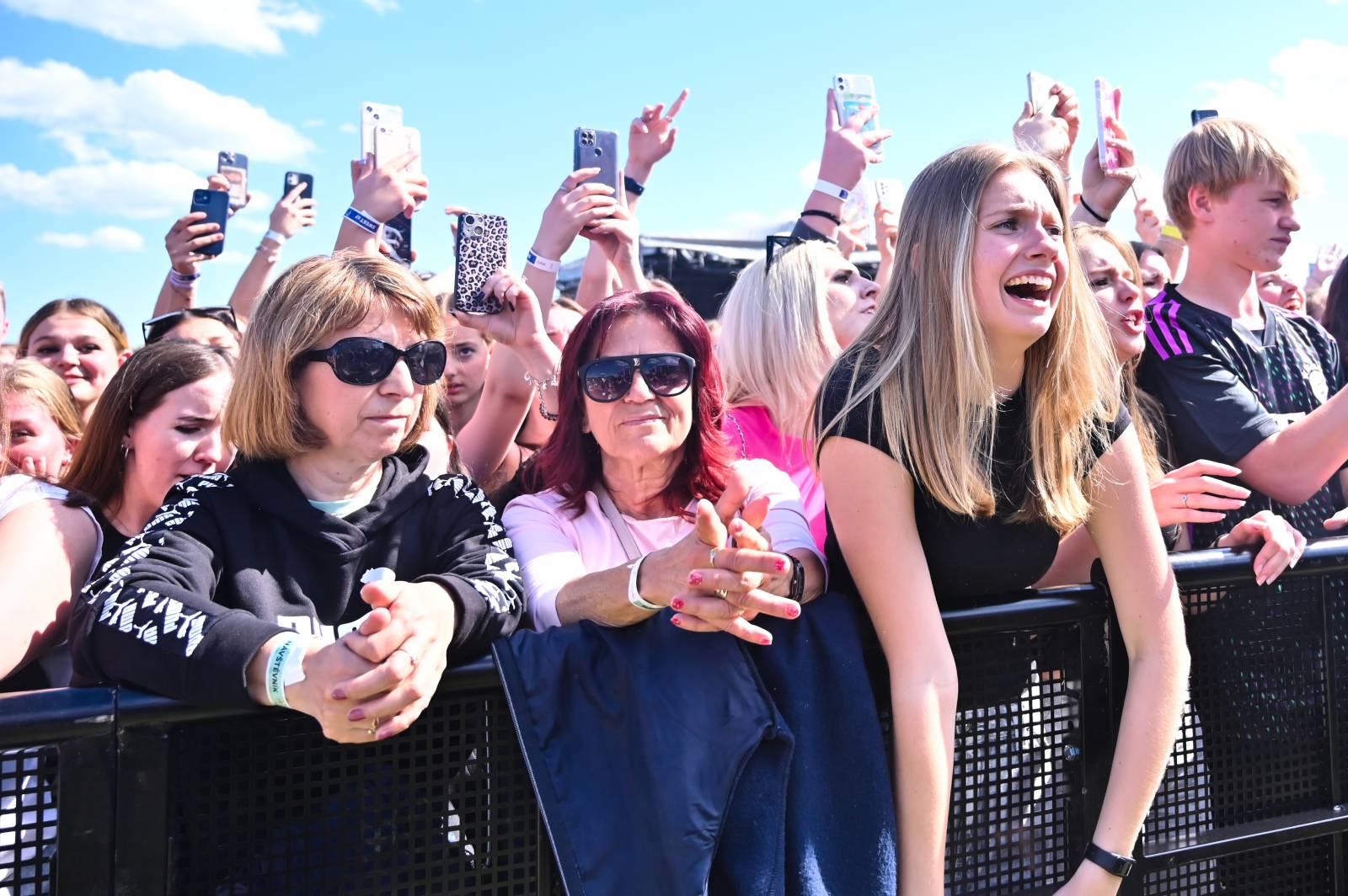 Pražský Majáles: Program uzavírali Chinaski, Mirai zpíval o dlouhých nohách šestnáctileté fanynky