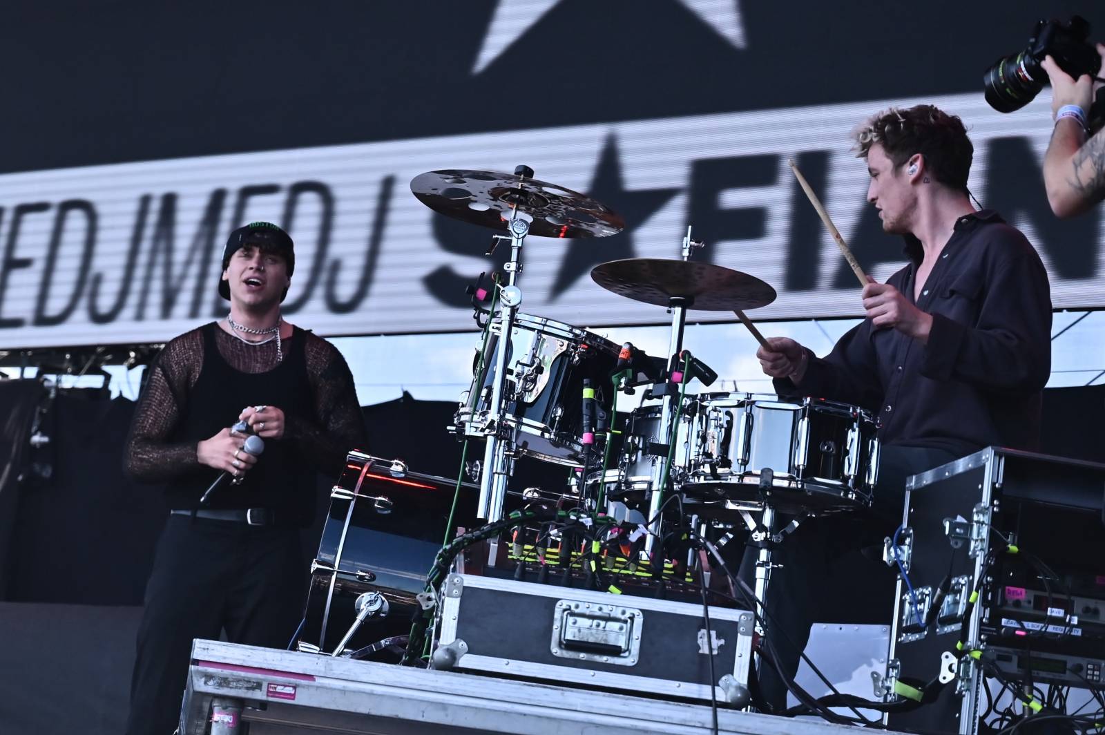 Pražský Majáles: Program uzavírali Chinaski, Mirai zpíval o dlouhých nohách šestnáctileté fanynky