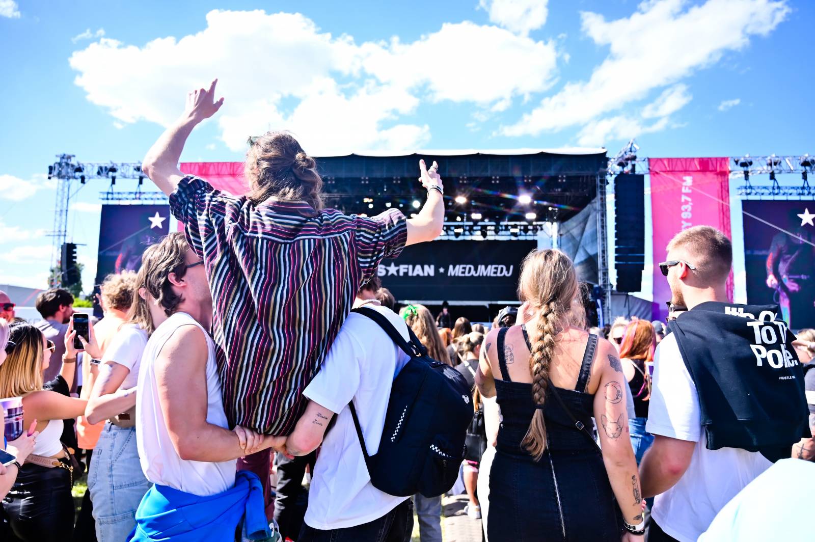 Pražský Majáles: Program uzavírali Chinaski, Mirai zpíval o dlouhých nohách šestnáctileté fanynky