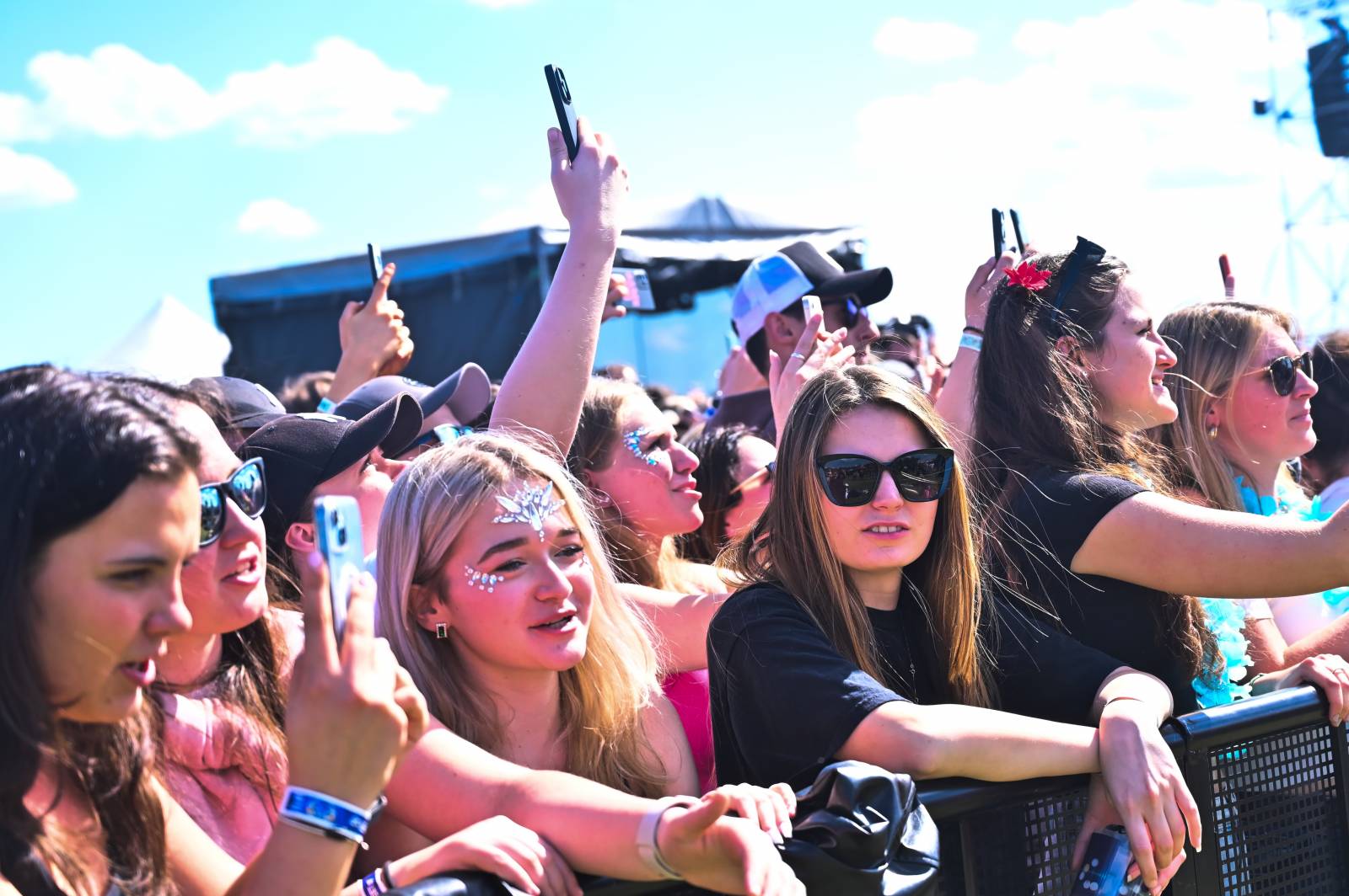 Pražský Majáles: Program uzavírali Chinaski, Mirai zpíval o dlouhých nohách šestnáctileté fanynky