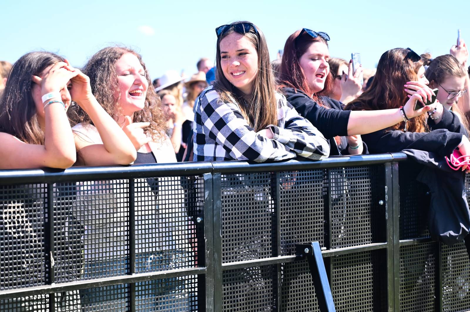 Pražský Majáles: Program uzavírali Chinaski, Mirai zpíval o dlouhých nohách šestnáctileté fanynky