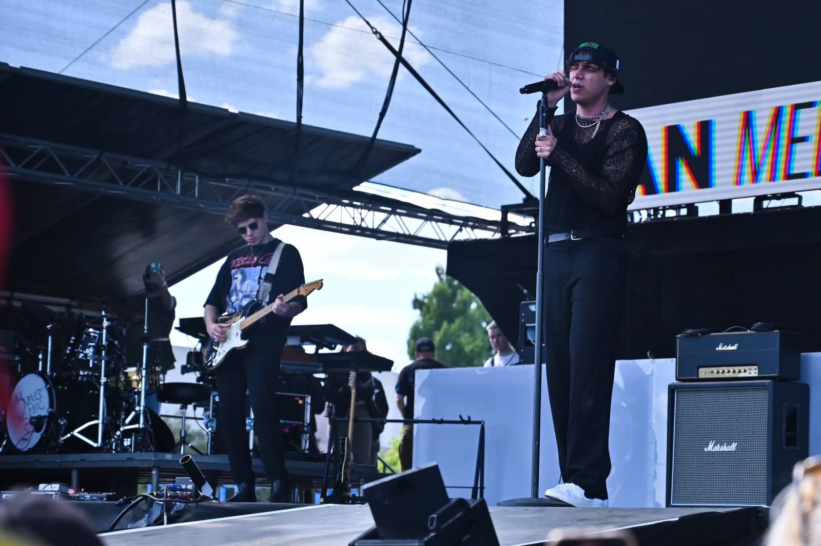 Pražský Majáles: Program uzavírali Chinaski, Mirai zpíval o dlouhých nohách šestnáctileté fanynky