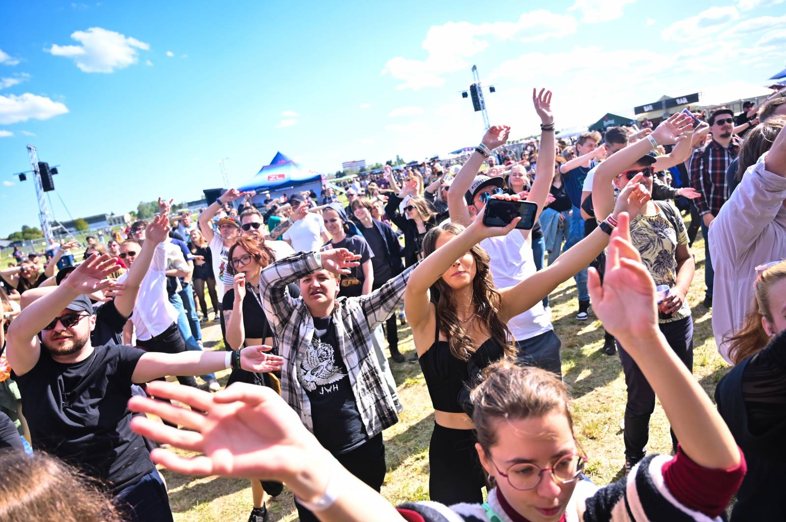 Pražský Majáles: Program uzavírali Chinaski, Mirai zpíval o dlouhých nohách šestnáctileté fanynky