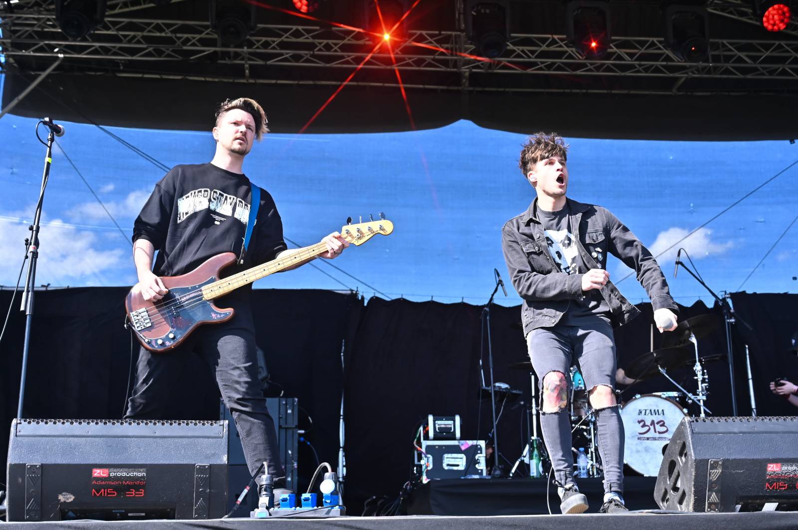 Pražský Majáles: Program uzavírali Chinaski, Mirai zpíval o dlouhých nohách šestnáctileté fanynky