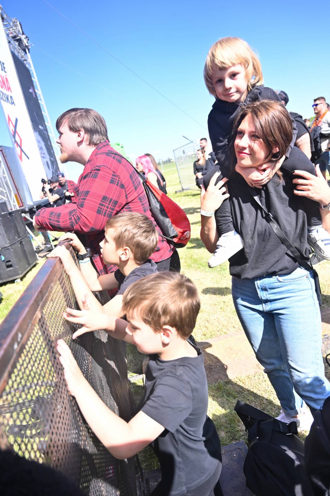 Pražský Majáles: Program uzavírali Chinaski, Mirai zpíval o dlouhých nohách šestnáctileté fanynky