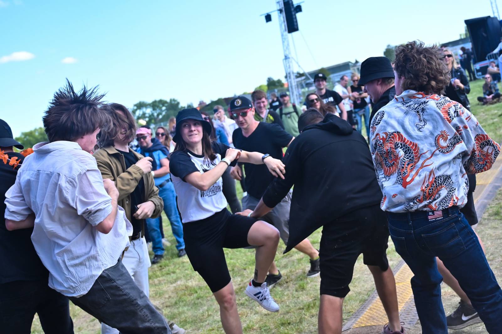 Pražský Majáles: Program uzavírali Chinaski, Mirai zpíval o dlouhých nohách šestnáctileté fanynky