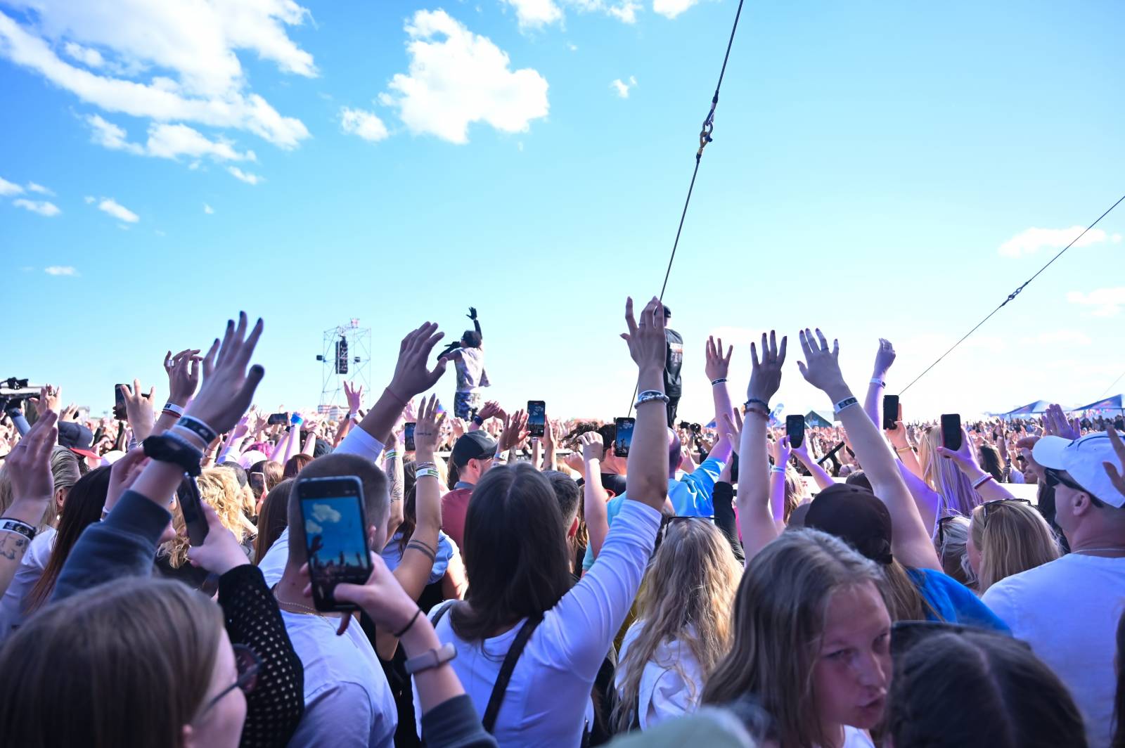 Pražský Majáles: Program uzavírali Chinaski, Mirai zpíval o dlouhých nohách šestnáctileté fanynky