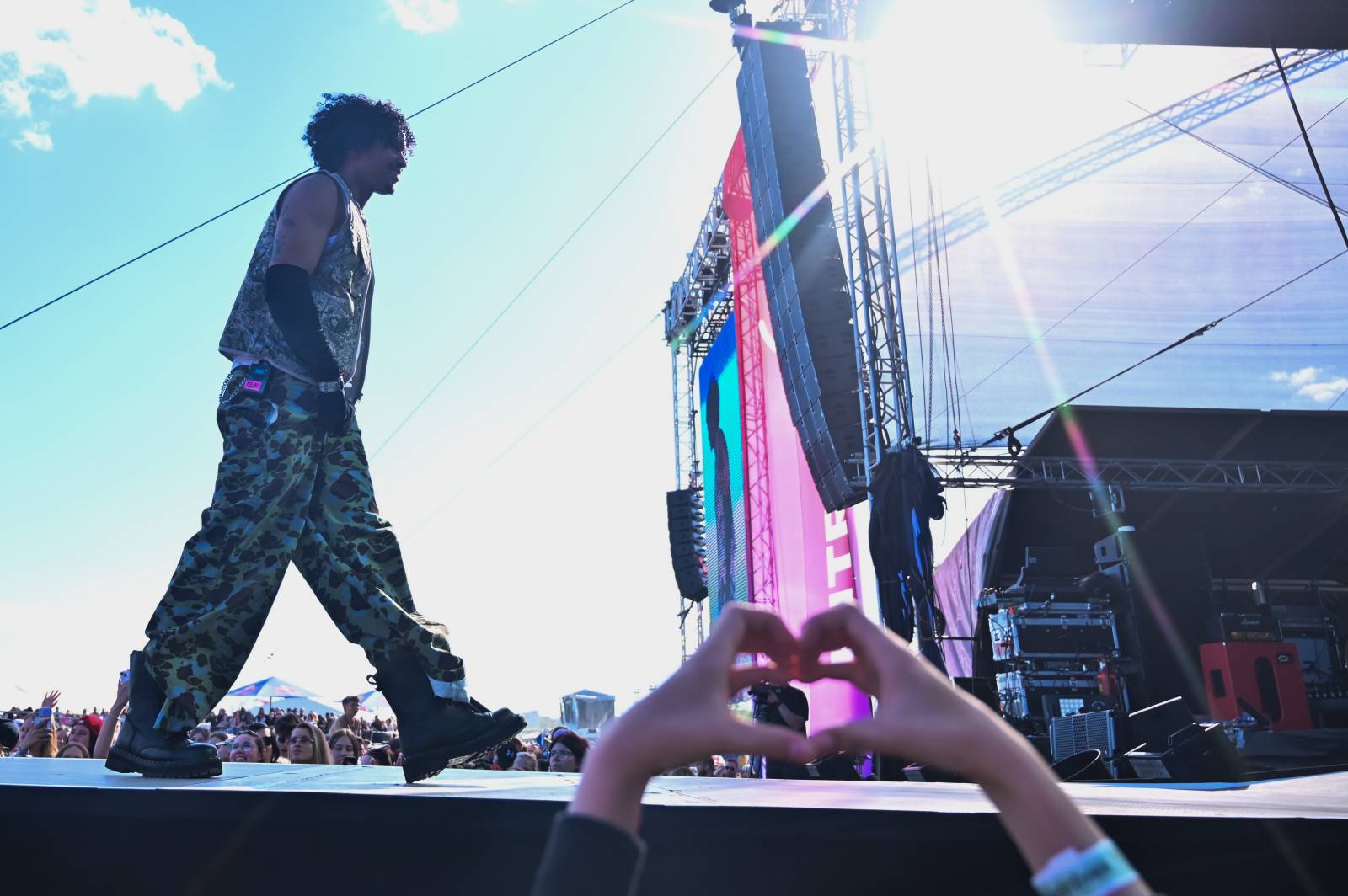 Pražský Majáles: Program uzavírali Chinaski, Mirai zpíval o dlouhých nohách šestnáctileté fanynky