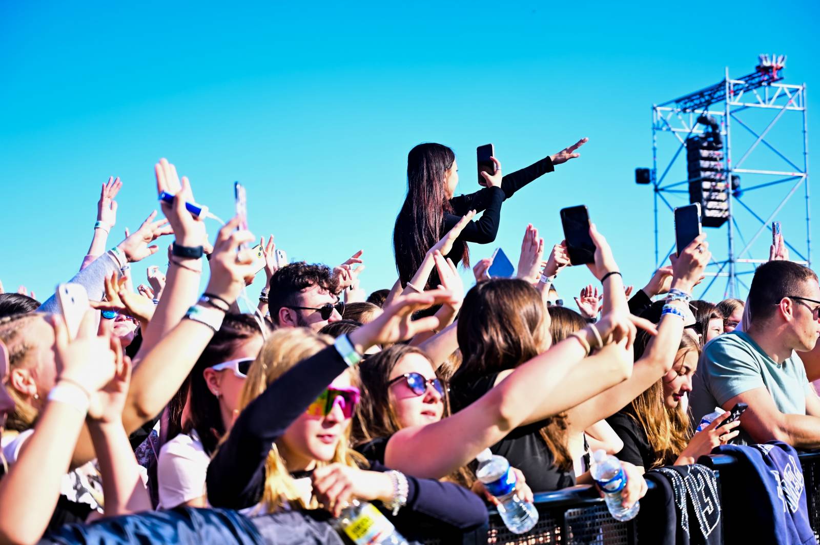 Pražský Majáles: Program uzavírali Chinaski, Mirai zpíval o dlouhých nohách šestnáctileté fanynky