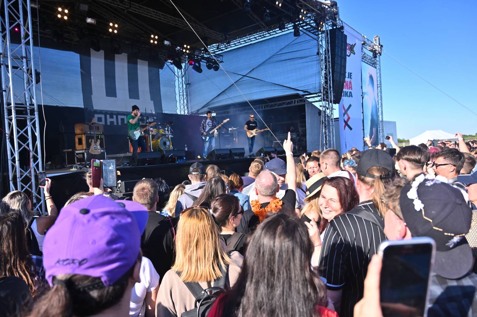 Pražský Majáles: Program uzavírali Chinaski, Mirai zpíval o dlouhých nohách šestnáctileté fanynky