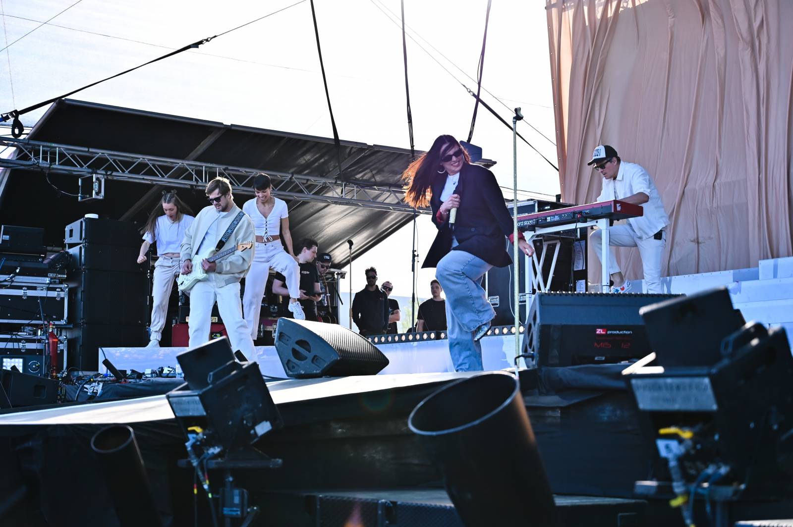 Pražský Majáles: Program uzavírali Chinaski, Mirai zpíval o dlouhých nohách šestnáctileté fanynky