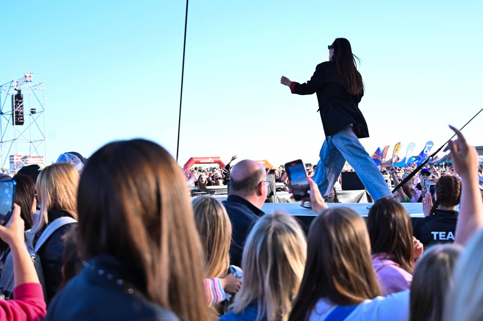 Pražský Majáles: Program uzavírali Chinaski, Mirai zpíval o dlouhých nohách šestnáctileté fanynky