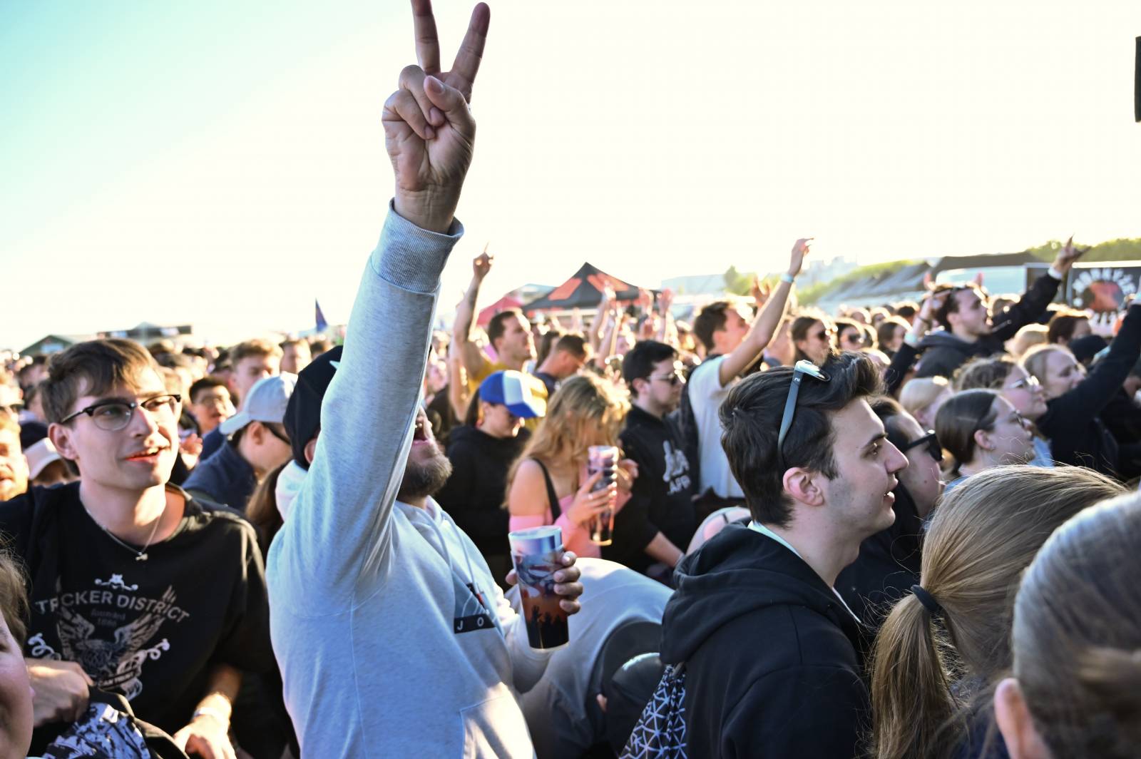 Pražský Majáles: Program uzavírali Chinaski, Mirai zpíval o dlouhých nohách šestnáctileté fanynky