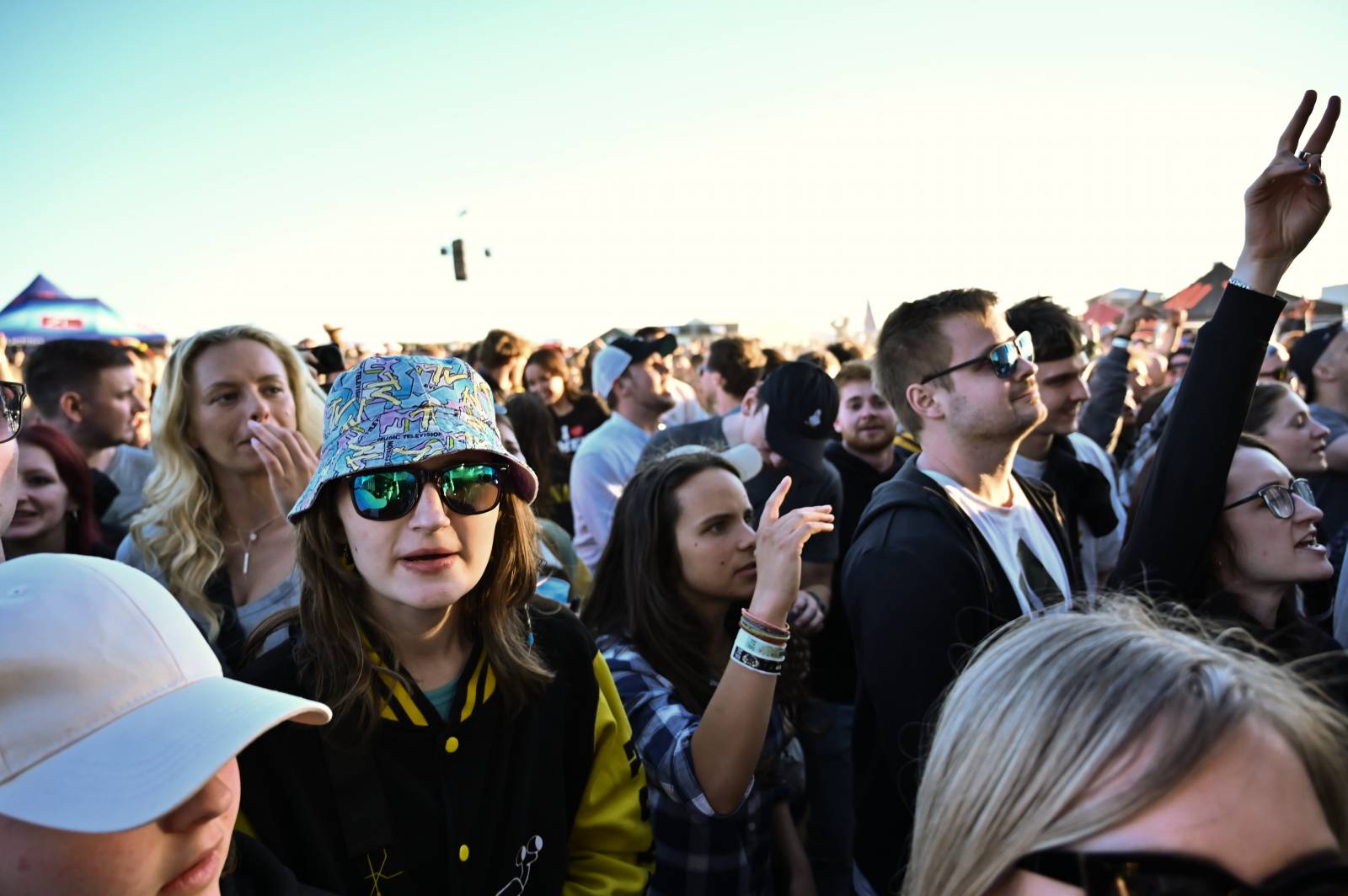 Pražský Majáles: Program uzavírali Chinaski, Mirai zpíval o dlouhých nohách šestnáctileté fanynky