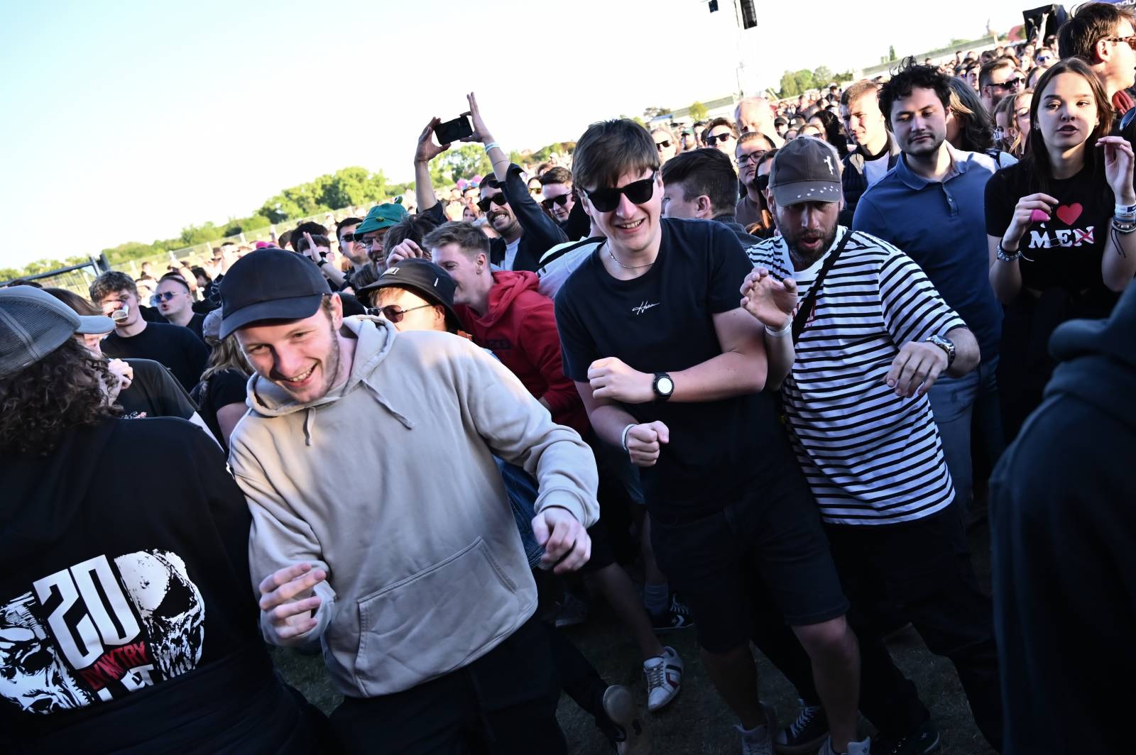 Pražský Majáles: Program uzavírali Chinaski, Mirai zpíval o dlouhých nohách šestnáctileté fanynky